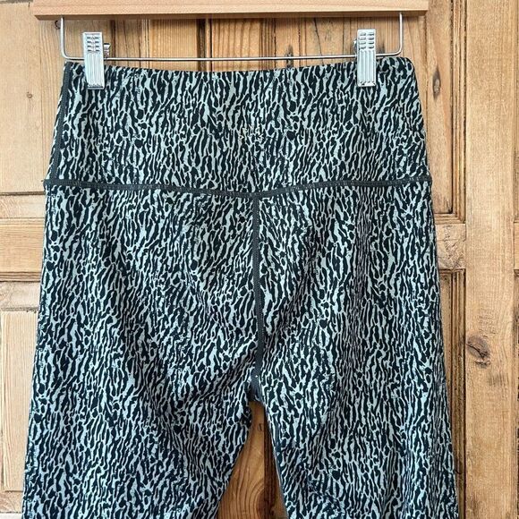 Varley Womens Medium Black Gray Leggings Zebra Animal Print Workout Pants Sporty - Picture 6 of 9